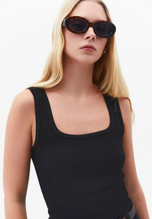 Kemerli Pantolon ve Atlet Kombini