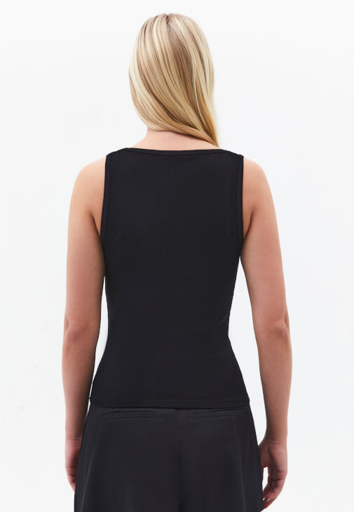 Kemerli Pantolon ve Atlet Kombini