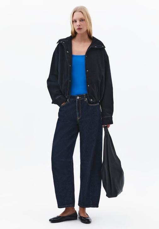 Kare Yaka Atlet ve Denim Pantolon Kombini