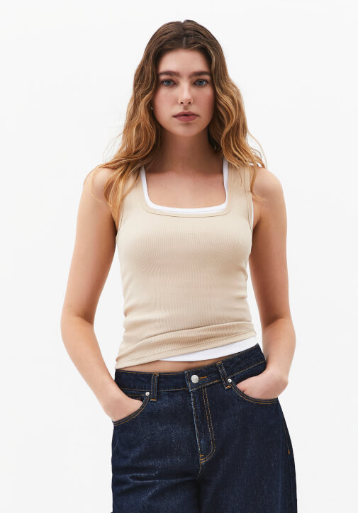 Esnek Atlet ve Denim Pantolon Kombini