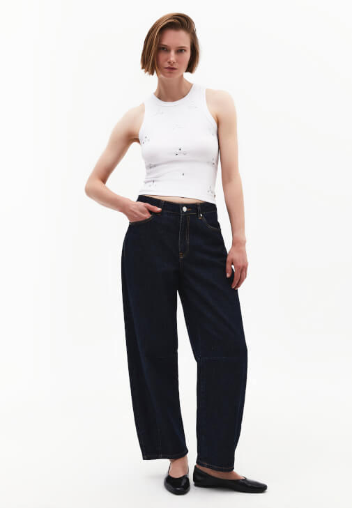 Taşlı Atlet ve Barrel-Fit Denim Kombini