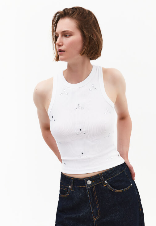 Taşlı Atlet ve Barrel-Fit Denim Kombini