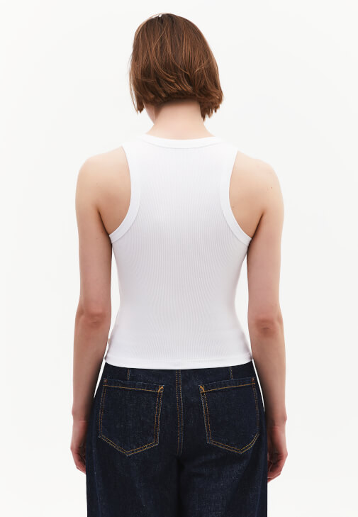 Taşlı Atlet ve Barrel-Fit Denim Kombini