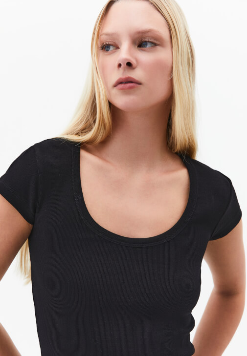 U Yaka Tişört ve Şort Kombini