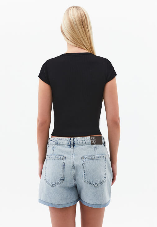 U Yaka Tişört ve Şort Kombini