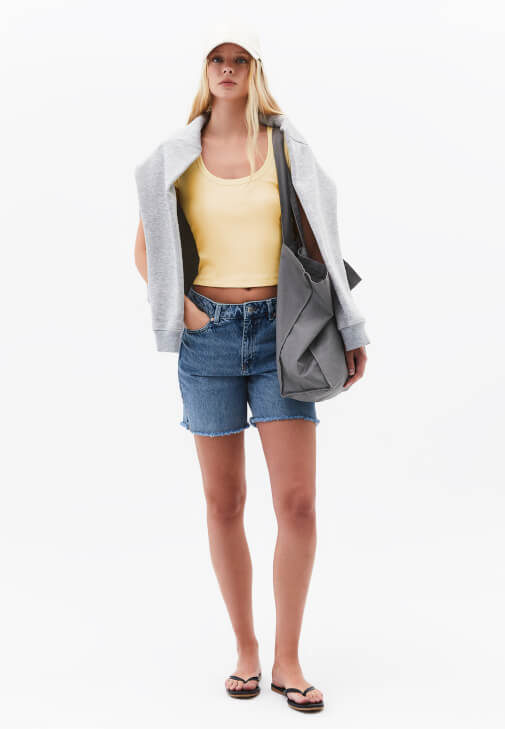 Pamuklu Tişört ve Tencel Şort Kombini