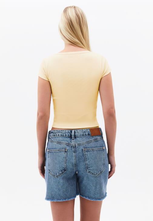 Pamuklu Tişört ve Tencel Şort Kombini