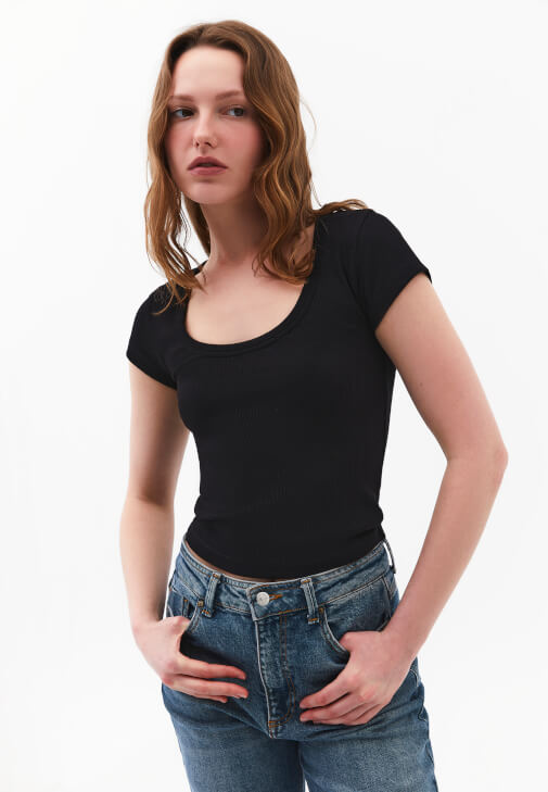 Siyah Pamuklu U Yaka Tişört