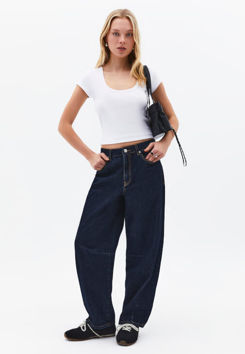 U Yaka Tişört ve Denim Pantolon Kombini