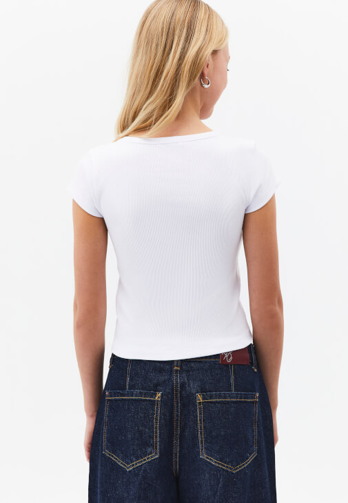 U Yaka Tişört ve Denim Pantolon Kombini