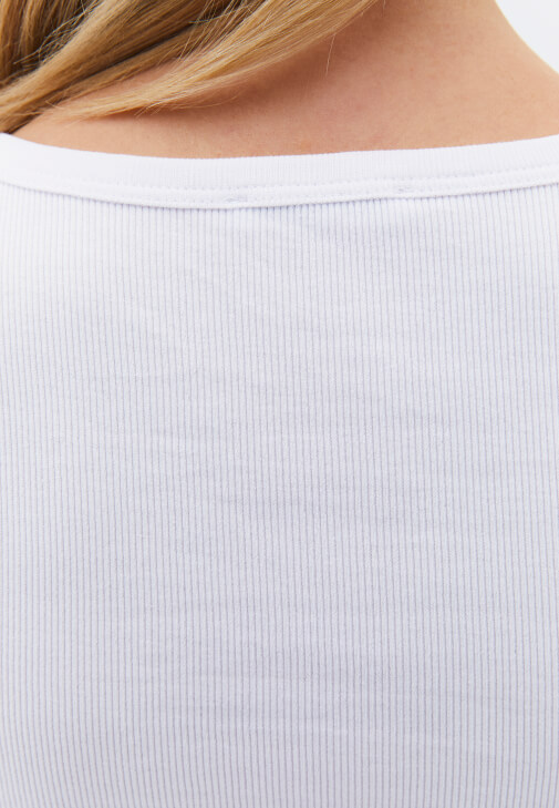 U Yaka Tişört ve Denim Pantolon Kombini