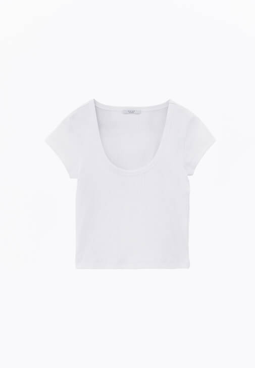 U Yaka Tişört ve Denim Pantolon Kombini