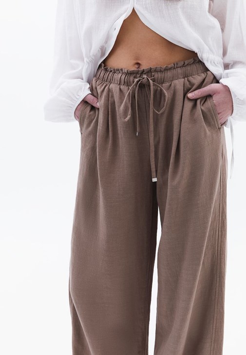 Keten Karışımlı Pantolon ve Bağlamalı Gömlek Kombini