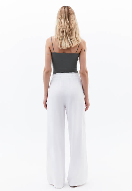 Keten Pantolon ve Pamuklu Atlet Kombini