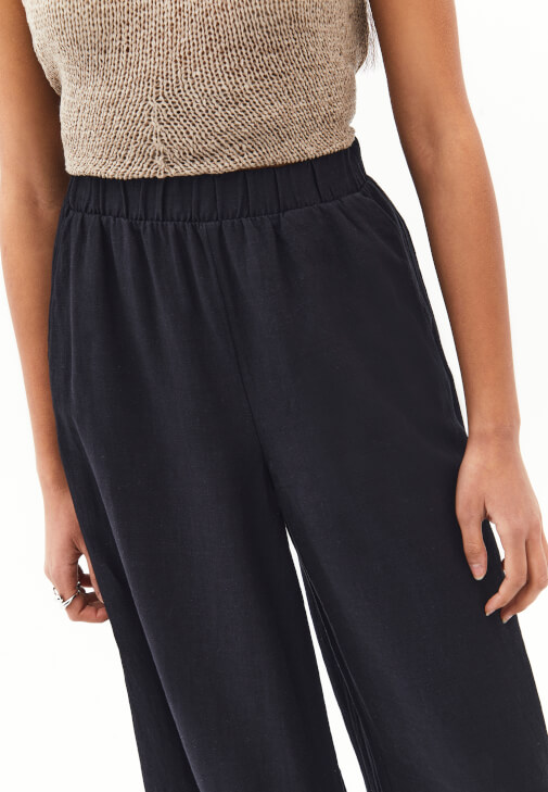 Keten Pantolon ve Ajurlu Atlet Kombini