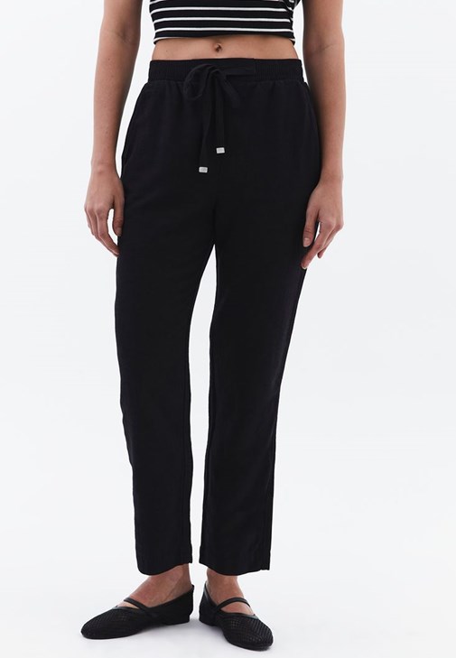 Keten Karışımlı Pantolon ve Tişört Kombini