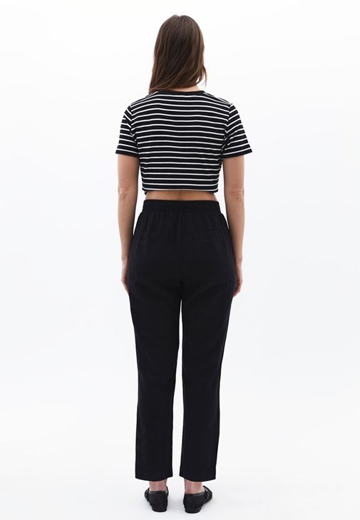 Keten Karışımlı Pantolon ve Tişört Kombini