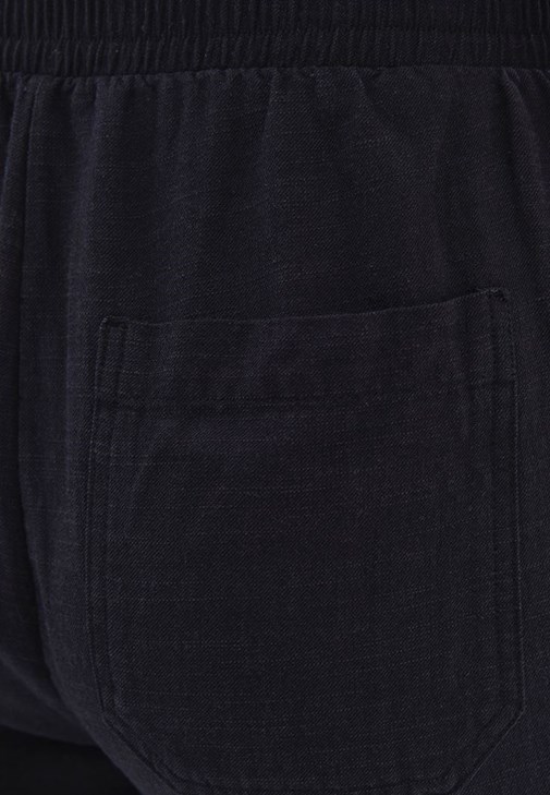 Keten Karışımlı Pantolon ve Tişört Kombini