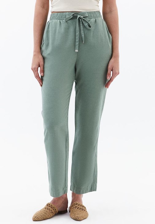 Keten Karışımlı Pantolon ve Keten Tişört Kombini