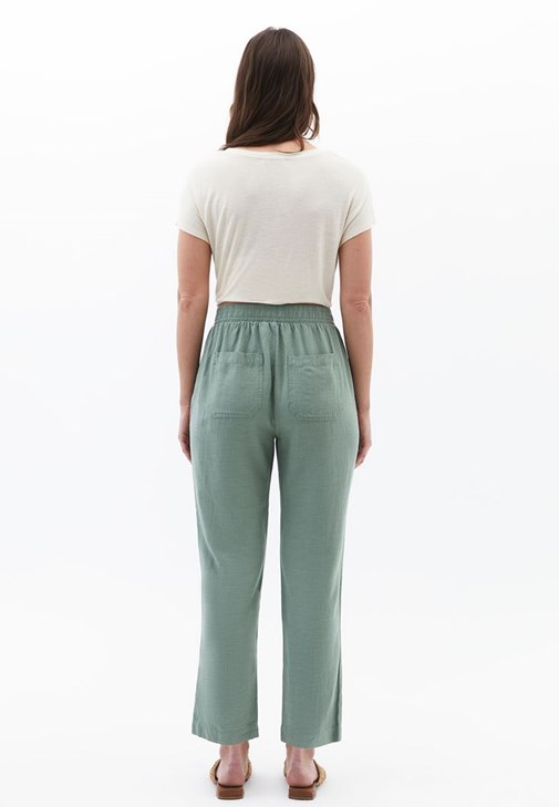 Keten Karışımlı Pantolon ve Keten Tişört Kombini