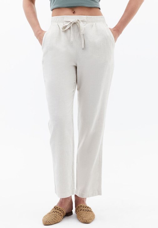 Keten Carrot-Fit Pantolon ve Dantelli Tişört Kombini