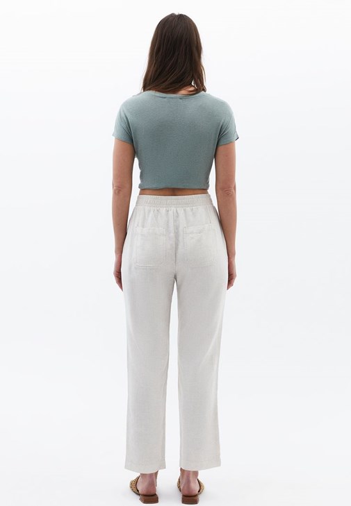 Keten Carrot-Fit Pantolon ve Dantelli Tişört Kombini