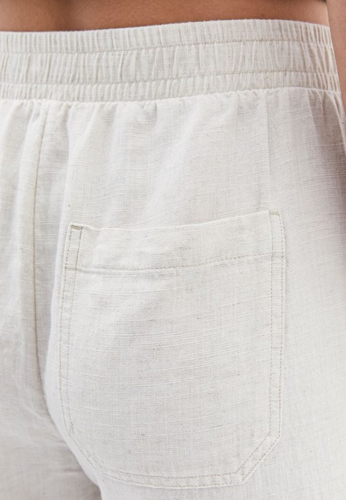 Keten Carrot-Fit Pantolon ve Dantelli Tişört Kombini