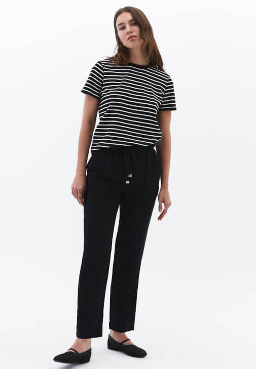 Carrot-Fit Pantolon ve Çizgili Tişört Kombini