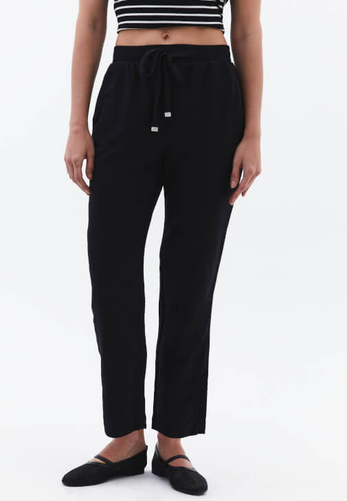 Carrot-Fit Pantolon ve Çizgili Tişört Kombini