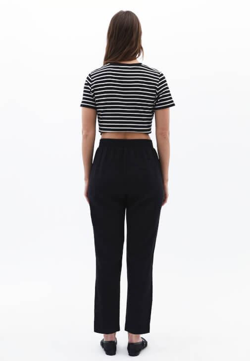 Carrot-Fit Pantolon ve Çizgili Tişört Kombini