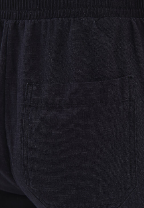 Carrot-Fit Pantolon ve Çizgili Tişört Kombini