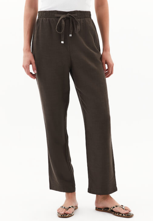 Keten Pantolon ve U Yaka Atlet Kombini