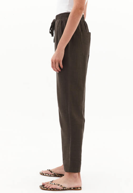 Keten Pantolon ve U Yaka Atlet Kombini