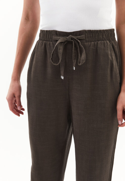 Keten Pantolon ve U Yaka Atlet Kombini