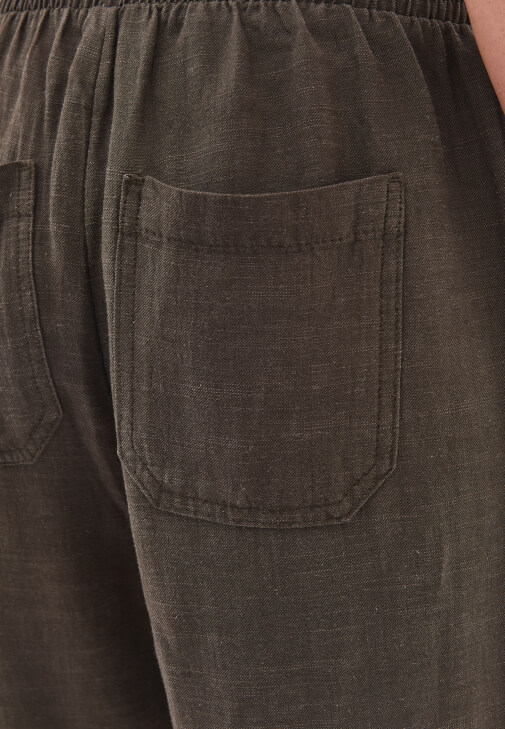 Keten Pantolon ve U Yaka Atlet Kombini