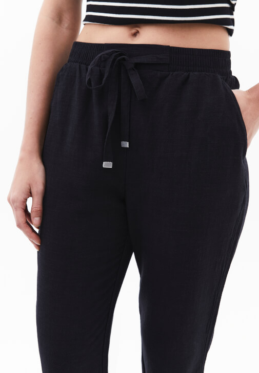 Keten Pantolon ve Crop Tişört Kombini