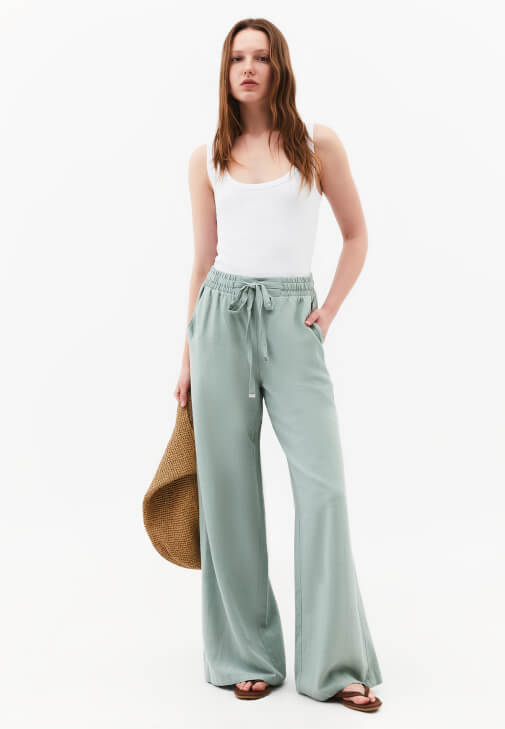  Keten Pantolon ve U Yaka Atlet Kombini