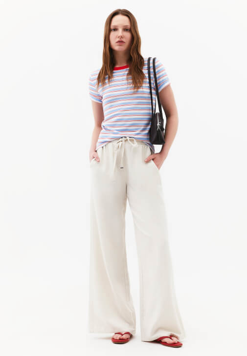  Keten Pantolon ve Tişört Kombini