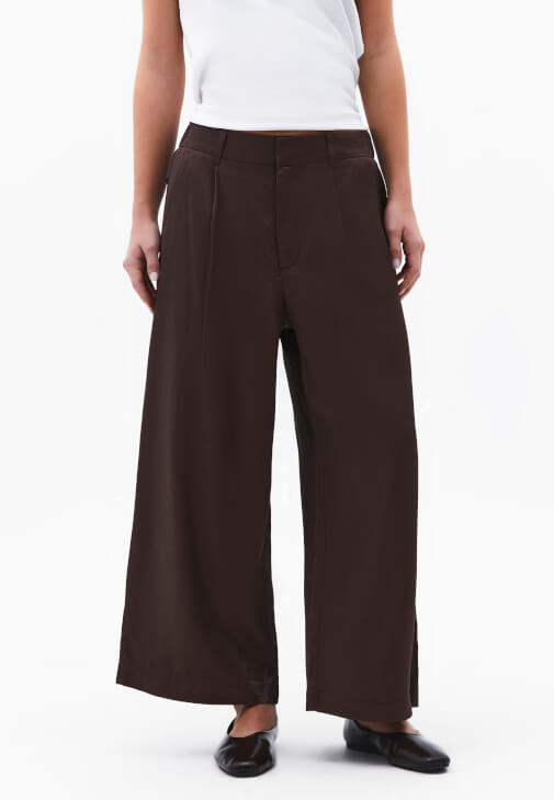 Keten Pantolon ve Sıfır Yaka Tişört Kombini