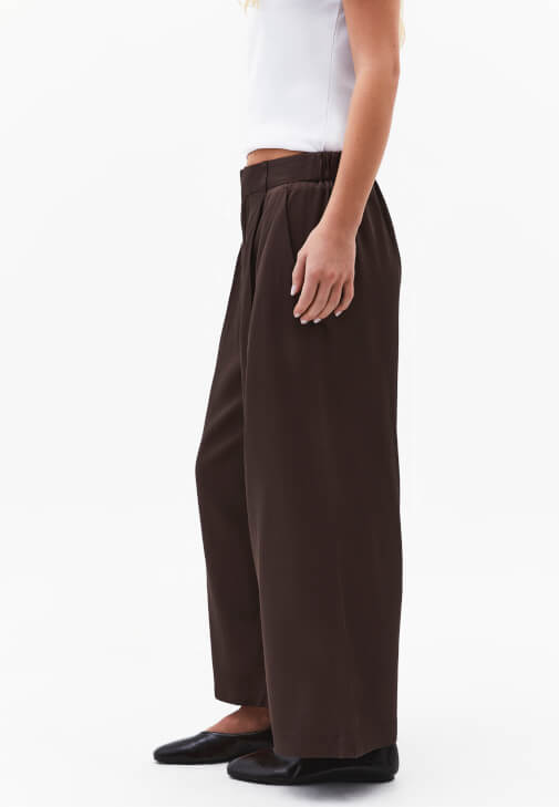 Keten Pantolon ve Sıfır Yaka Tişört Kombini