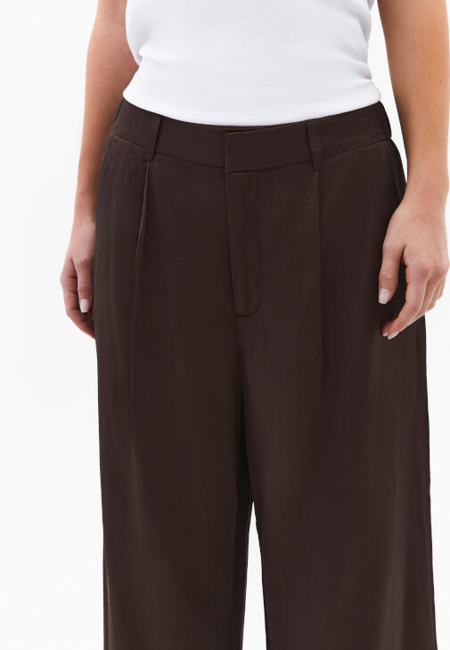 Keten Pantolon ve Sıfır Yaka Tişört Kombini