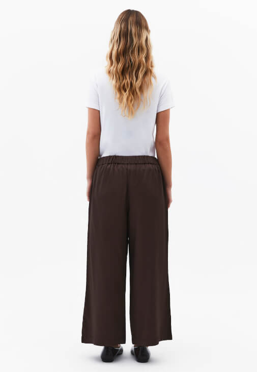 Keten Pantolon ve Sıfır Yaka Tişört Kombini