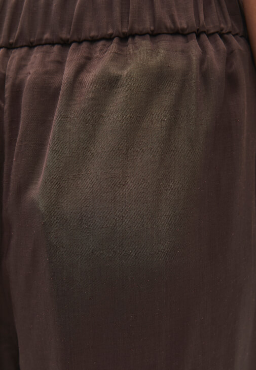 Keten Pantolon ve Sıfır Yaka Tişört Kombini