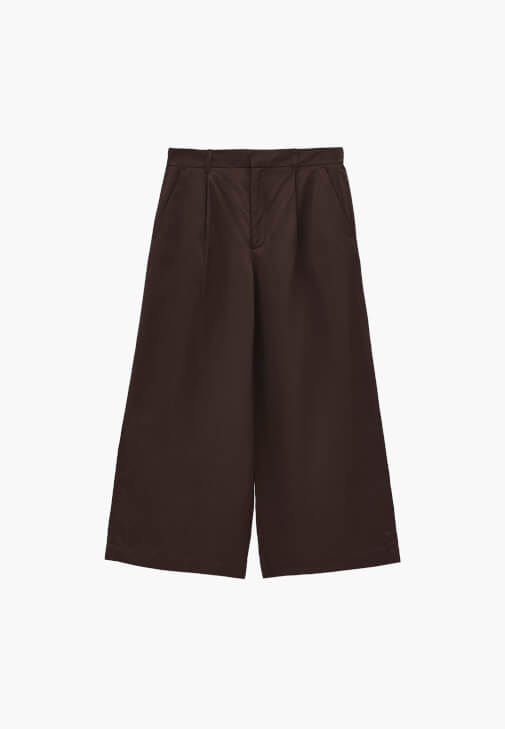 Keten Pantolon ve Sıfır Yaka Tişört Kombini