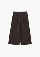 Keten Pantolon ve Sıfır Yaka Tişört Kombini