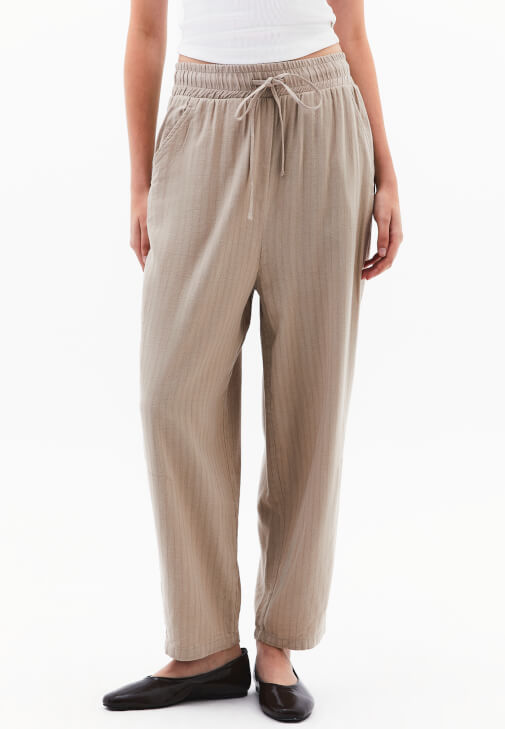 Baggy-Fit Keten Pantolon ve Atlet Kombini