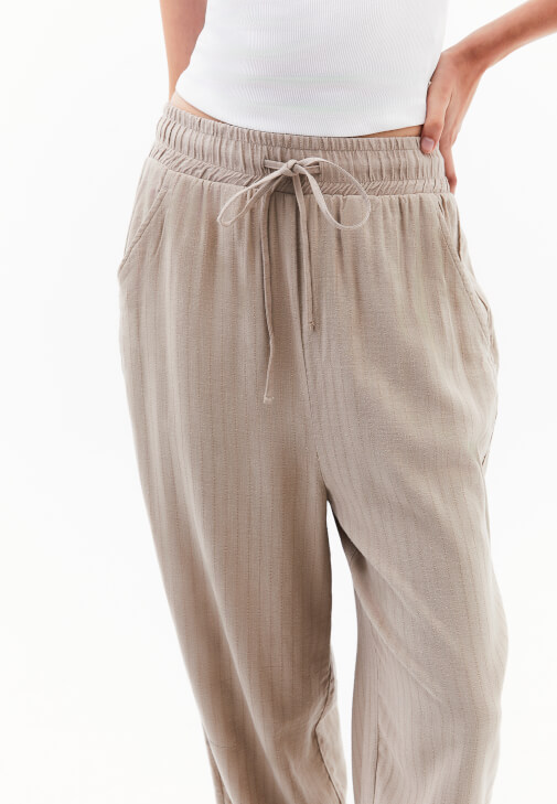 Baggy-Fit Keten Pantolon ve Atlet Kombini