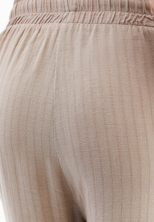 Baggy-Fit Keten Pantolon ve Atlet Kombini