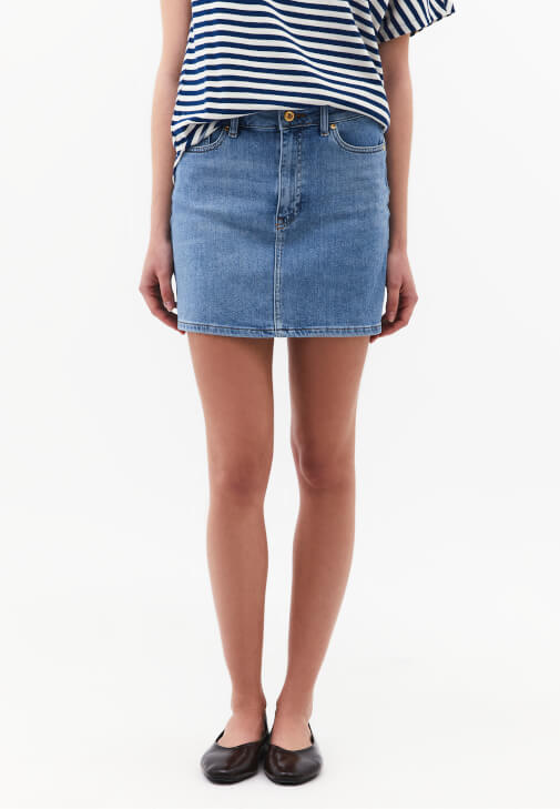 Mini Denim Etek ve Modal Tişört Kombini