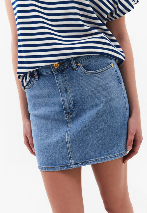 Mini Denim Etek ve Modal Tişört Kombini